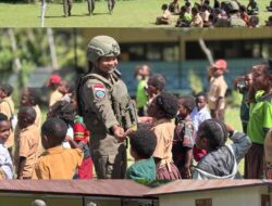 Tawa Anak-Anak Puncak Jaya Pecah di Kelas, Saat Polisi Datang Bukan untuk Menangkap, tapi Mengajar
