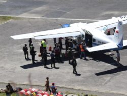 Satgas Operasi Damai Cartenz Jaga Keamanan Bandara Bilogai, Pastikan Akses Logistik Warga Intan Jaya Tetap Lancar