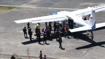 Satgas Operasi Damai Cartenz Jaga Keamanan Bandara Bilogai, Pastikan Akses Logistik Warga Intan Jaya Tetap Lancar