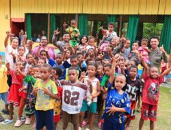 Personel Ops Damai Cartenz 2026 Hadirkan Keceriaan Lewat Belajar dan Bermain Bersama Anak Taman Baca Koya Tengah