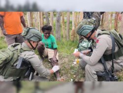 Patroli Humanis Satgas Damai Cartenz Jaga Keamanan dan Layani Kesehatan Warga Sugapa