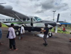 Olah TKP di Bandara Koroway Batu, Satgas Ops Damai Cartenz-2026 Amankan Barang Bukti Penembakan Pesawat