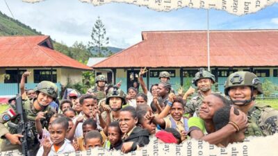 Tanamkan Disiplin Sejak Dini, Satgas Ops Damai Cartenz 2026 Bimbing Siswa SD Dondobaga di Mulia