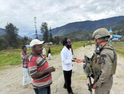 Patroli Humanis Satgas Damai Cartenz: Meningkatkan Keamanan dan Keharmonisan di Distrik Sinak