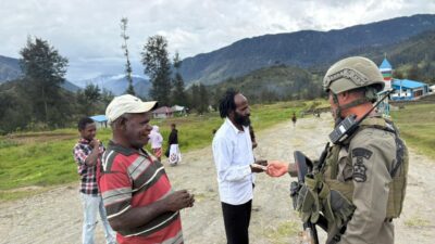 Patroli Humanis Satgas Damai Cartenz: Meningkatkan Keamanan dan Keharmonisan di Distrik Sinak