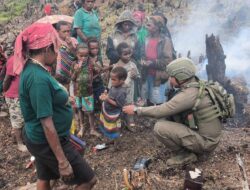 Sentuhan Humanis di Tengah Patroli, Personel Ops Damai Cartenz Hadirkan Keceriaan bagi Anak-Anak Sugapa
