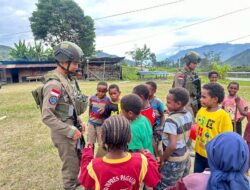 Polisi Hadir Menyapa Warga di Kulirik, Pendekatan Humanis Satgas Damai Cartenz Perkuat Rasa Aman