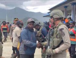 Aparat Gabungan Satgas Ops Damai Cartenz dan Polres Puncak Berikan Pelayanan Pengawalan Aksi Unjuk Rasa Masyarakat di Ilaga