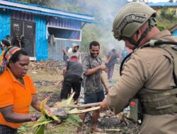 Satgas Ops Damai Cartenz Hadir di Tengah Tradisi Bakar Batu di Sugapa, Bangun Kebersamaan dengan Warga