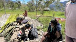 Satgas Damai Cartenz Beri Pelayanan Kesehatan Saat Patroli di Sinak