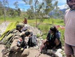 Satgas Damai Cartenz Beri Pelayanan Kesehatan Saat Patroli di Sinak