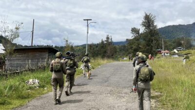 Lewat Patroli Jalan Kaki, Satgas Damai Cartenz Bangun Kedekatan dengan Warga Sinak