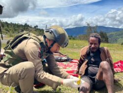 Satgas Damai Cartenz Gelar Patroli Humanis dan Pelayanan Kesehatan di Sinak