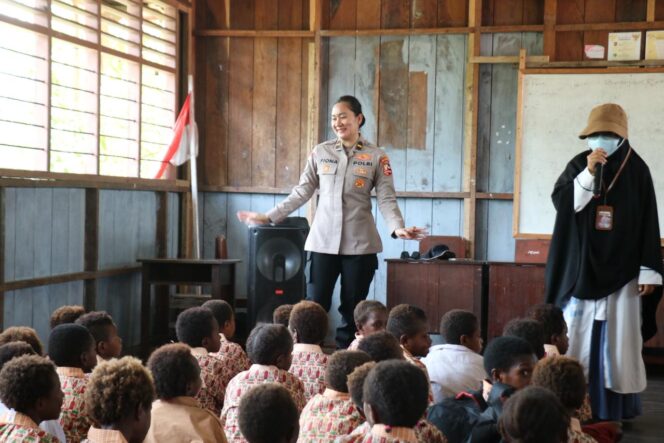 
					Hadirkan Keceriaan dan Edukasi Bagi Siswa, Satgas Damai Cartenz Gelar Bakti Sosial di SD Negeri Pomako