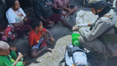 Satgas Damai Cartenz Laksanakan Patroli dan Layanan Kesehatan di Pengungsian Gigobak Sinak, Wujud Nyata Kepedulian kepada Warga