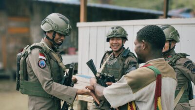 Satgas Operasi Damai Cartenz Laksanakan Patroli Humanis di Kiwirok, Perkuat Kedekatan dengan Warga