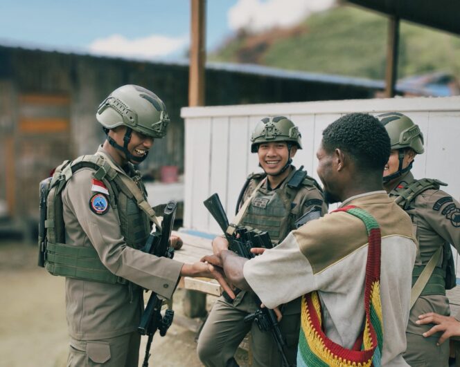 
					Satgas Operasi Damai Cartenz Laksanakan Patroli Humanis di Kiwirok, Perkuat Kedekatan dengan Warga