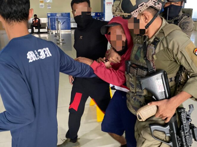 
					Satgas Ops Damai Cartenz Tangkap Wadan Yon HSSBI KKB Kodap XVI di Yahukimo, Sejumlah Amunisi dan Senjata Tajam Diamankan