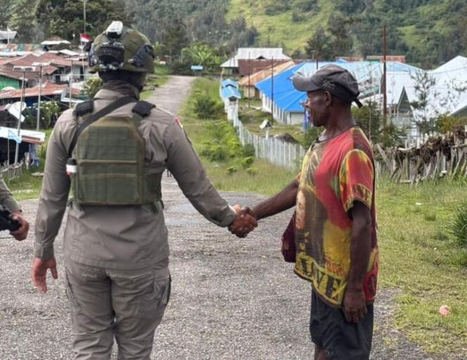 
					Melalui Patroli Dialogis, Satgas Damai Cartenz Bangun Kedekatan dengan Warga Sinak