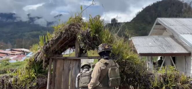 
					Satgas Damai Cartenz Amankan Ibadah dan Laksanakan Patroli Jalan Kaki di Puncak