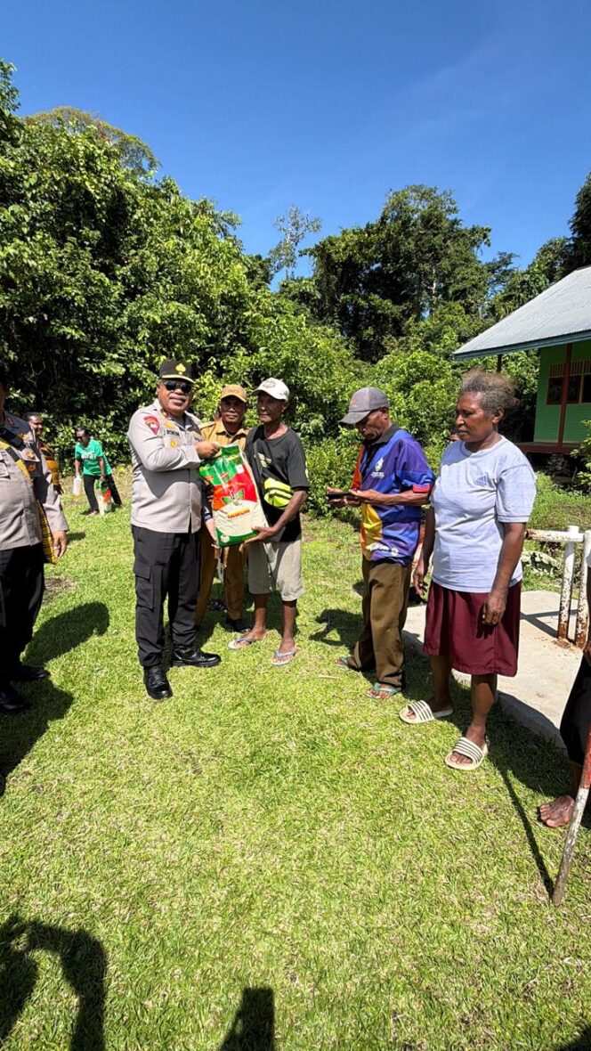 
					Kapolda Papua Tengah Hadir di Wapoga, Bawa Bantuan dan Harapan bagi Masyarakat