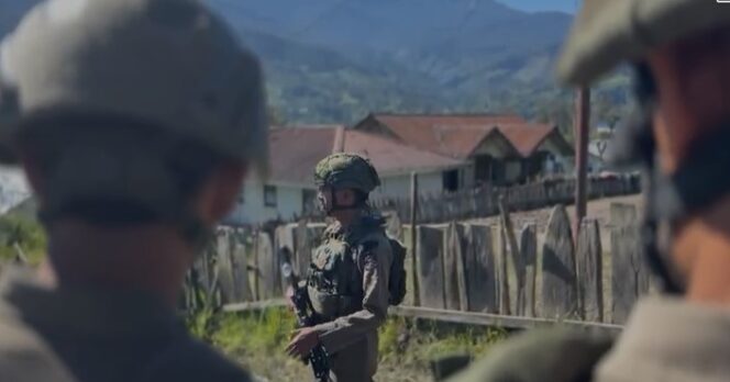 
					Hadir di Tengah Ketenangan Ibadah, Patroli Satgas Damai Cartenz Jaga Keamanan dan Pererat Kedekatan dengan Jemaat di Sinak