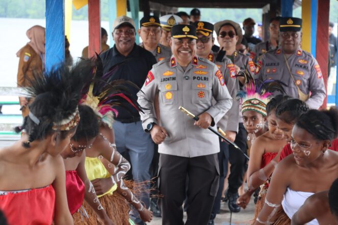 
					Tepati  Janji, Kapolda Rontini Bangun MCK Sekolah di Pulau Karaka