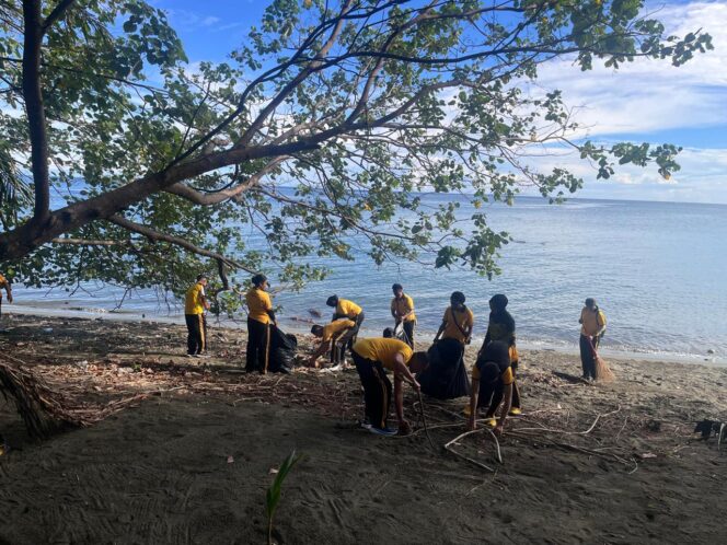 
					Dipimipin Wakapolda Aksi Bersih Pantai Nabire,  Dua Truk Sampah Berhasil Dikumpul