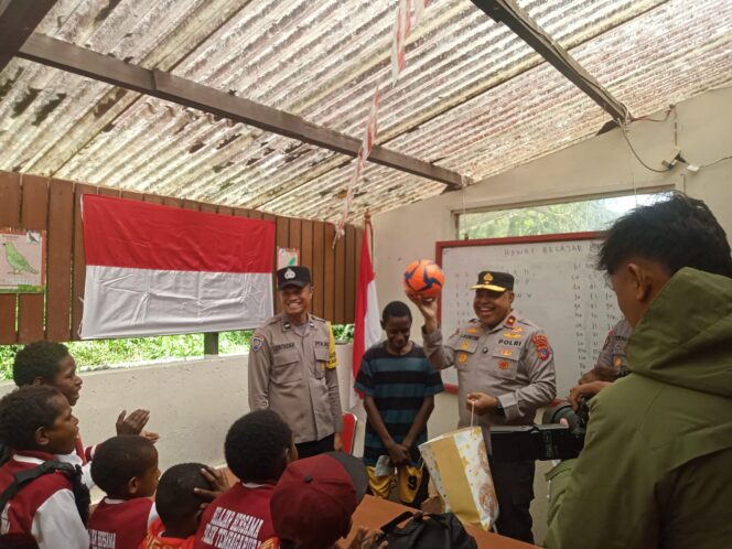 
					Tak Bisa Sekolah Akibat Konflik, Anak-anak Distrik Tembagapura Kini Bisa Nikmati Pendidikan Setelah  Sekolah Dibagun Polisi