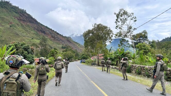 
					Patroli Jalan Kaki, Personel Ops Damai Cartenz Perkuat Keamanan dan Jalin Kedekatan dengan Warga Puncak Jaya