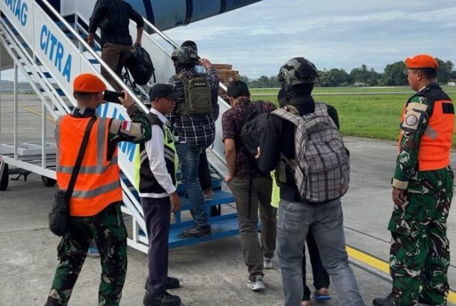 
					Satgas Operasi Damai Cartenz Limpahkan Dua Tersangka Kasus Pembunuhan dan Penembakan ke Kejaksaan Negeri Jayawijaya