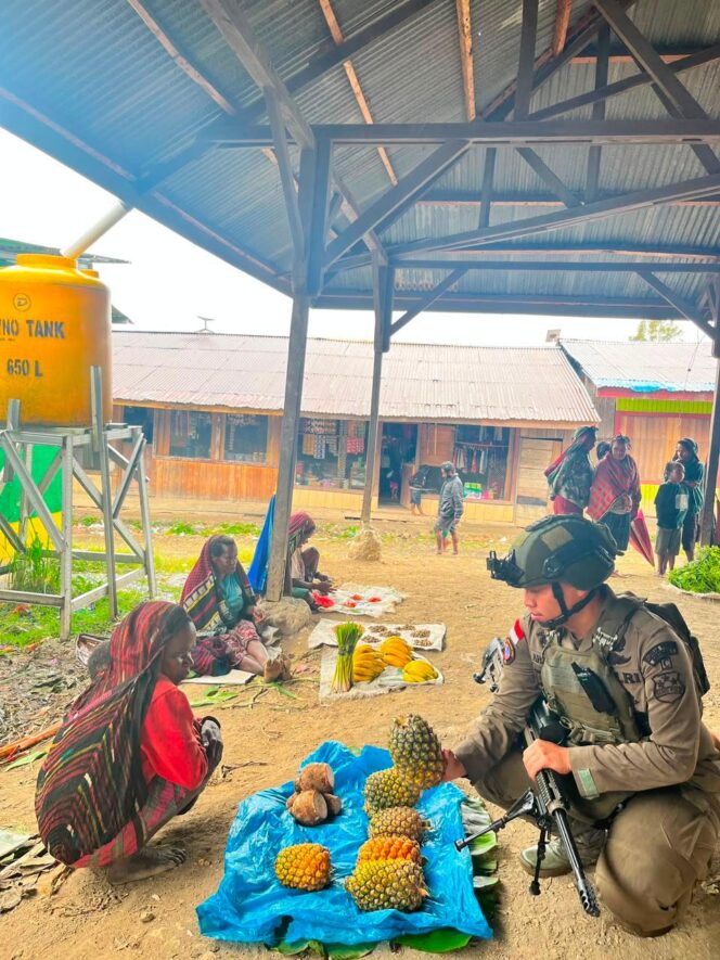 
					Patroli Dialogis Satgas Ops Damai Cartenz di Pasar Sinak, Jaga Keamanan Aktivitas Jual Beli Warga