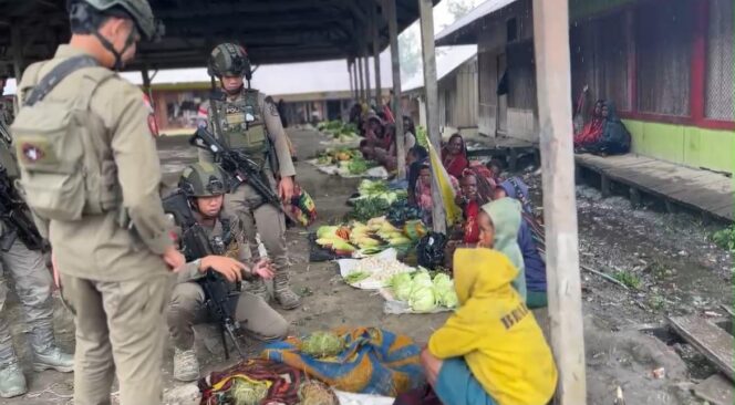 
					Kehadiran Satgas Ops Damai Cartenz di Pasar Sinak Perkuat Kepercayaan Warga dan Dukung Aktivitas Ekonomi