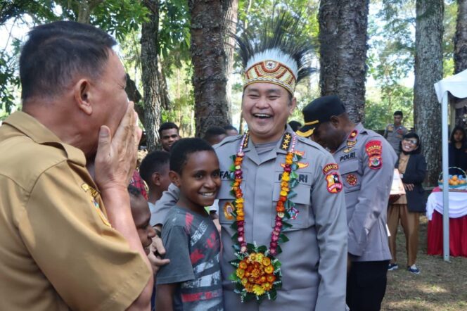 
					Astamaops Kapolri Berbagi Semangat Belajar Bersama Anak-Anak Papua di Pusat Olah Seni Wesaput
