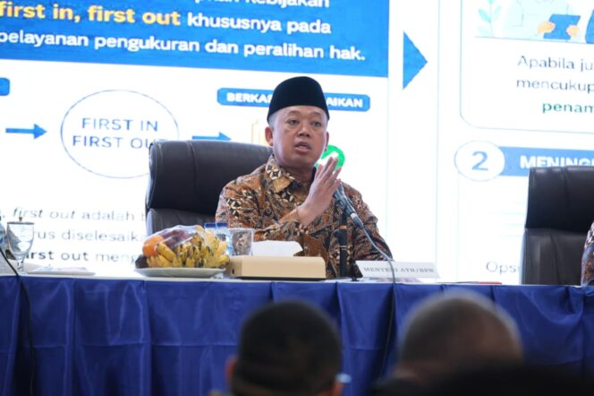 
					Kumpulkan Jajaran di Jatim, Menteri Nusron: Masuki Periode Transformasi Organisasi dan Layanan, Tempatkan Rakyat sebagai Raja yang Harus Dilayani