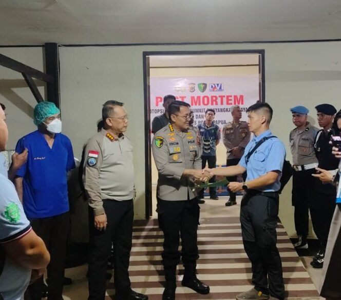 
					Hasil Visum Pillot Pesawat AMA Asal AS Ditemukan Luka Tembak Pada Bagian Pipi