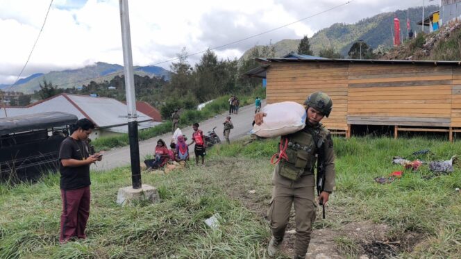 
					Bantuan Presiden RI Disalurkan kepada Pengungsi Agisiga, Satgas Ops Damai Cartenz Gelar Trauma Healing di Intan Jaya
