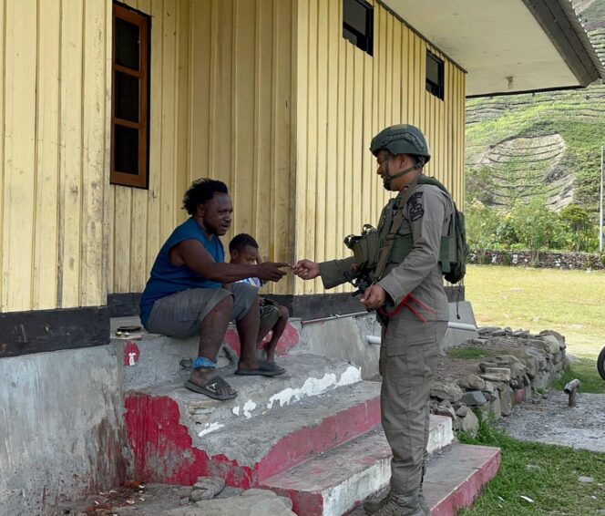 
					Patroli Humanis Satgas Damai Cartenz di Muara Puncak Jaya, Hadir Menyapa dan Berbagi Bersama Masyarakat