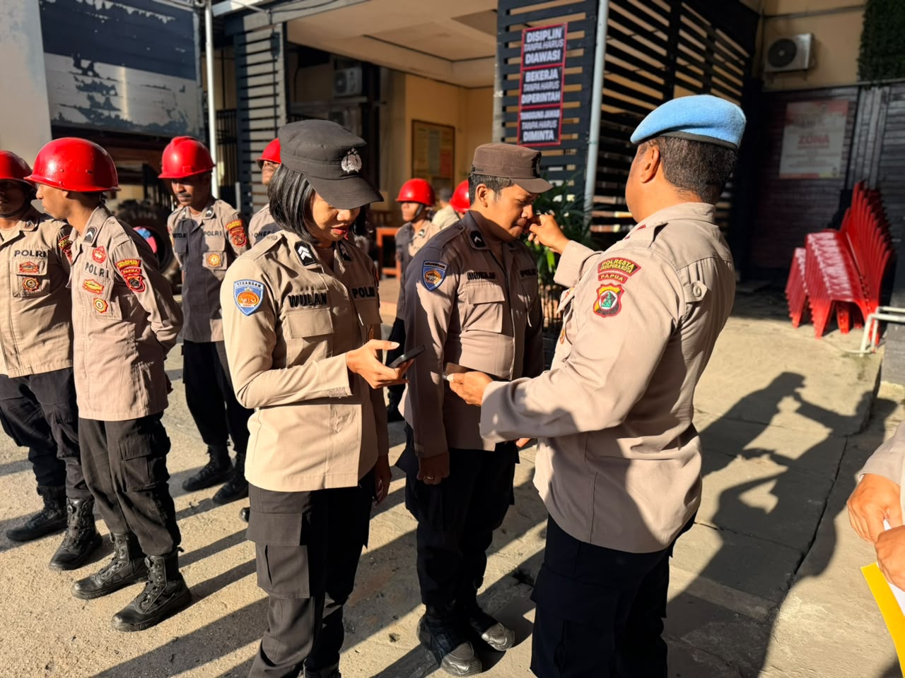 Sie Propam Polresta Jayapura Kota saat melakukan pemeriksaan Hanpdone milik anggota- Foto Humas Polresta Jayapura Kota,