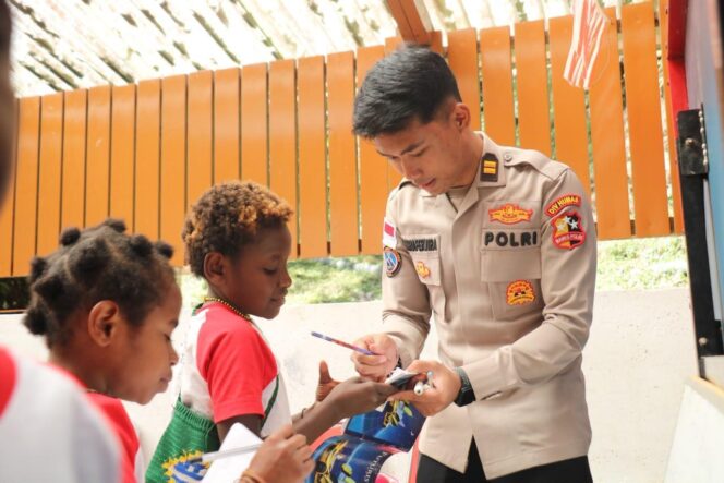 
					Dari Ruang Belajar hingga Makan Bersama, Polsek Tembagapura dan Satgas Kepolisian Operasi Damai Cartenz Tumbuhkan Semangat Anak-Anak untuk Terus Belajar
