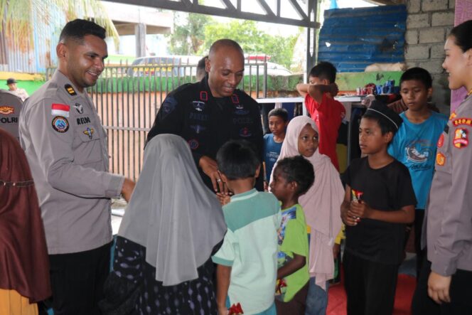
					Tak Sekadar Bantuan, Personel Operasi Damai Cartenz Bermain Bersama Anak Panti Laskar Pelangi