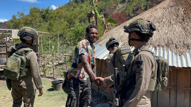 
					Sapa Warga saat Patroli, Cara Personel Satgas Kepolisian Ops Damai Cartenz Jaga Keamanan di Puncak Jaya