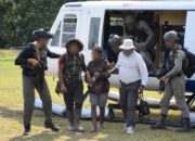 Satgas Kepolisian Ops Damai Cartenz-2026, Polres Mimika, dan Tokoh Masyarakat Berhasil Evakuasi Korban Sandera KKB dari Kampung Bela 1 ke Timika