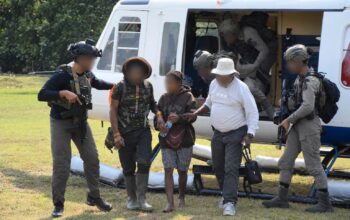Satgas Kepolisian Ops Damai Cartenz-2026, Polres Mimika, dan Tokoh Masyarakat Berhasil Evakuasi Korban Sandera KKB dari Kampung Bela 1 ke Timika