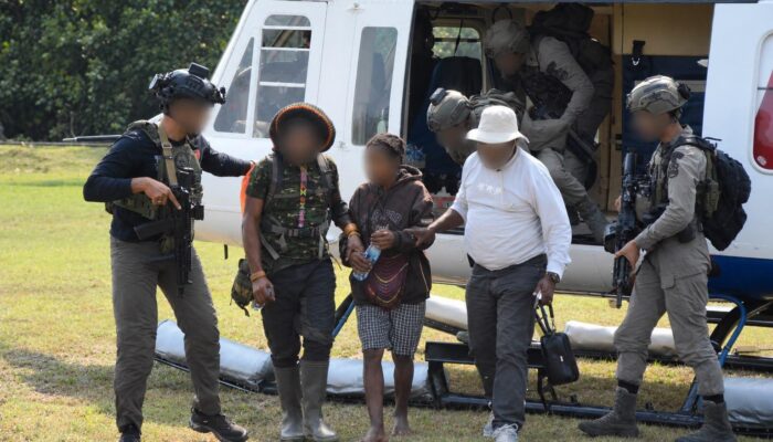Satgas Kepolisian Ops Damai Cartenz-2026, Polres Mimika, dan Tokoh Masyarakat Berhasil Evakuasi Korban Sandera KKB dari Kampung Bela 1 ke Timika