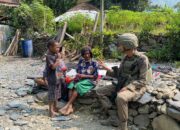 Sapa Warga dan Berbagai Kepedulian, Patroli Humanis Satgas Damai Cartenz Hadir di Karubate