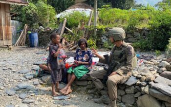 Sapa Warga dan Berbagai Kepedulian, Patroli Humanis Satgas Damai Cartenz Hadir di Karubate