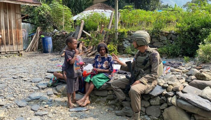 Sapa Warga dan Berbagai Kepedulian, Patroli Humanis Satgas Damai Cartenz Hadir di Karubate