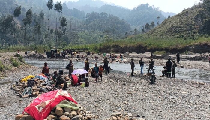 Pererat Kedekatan Dengan Warga, Satgas Damai Cartenz Gelar Patroli Humanis di Kampung Wandoga